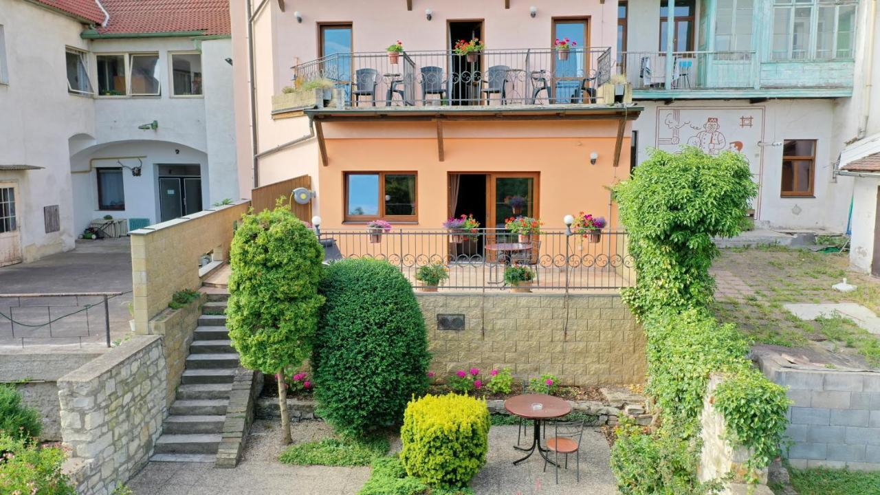 Hotel Na Hradbach ロウニ エクステリア 写真